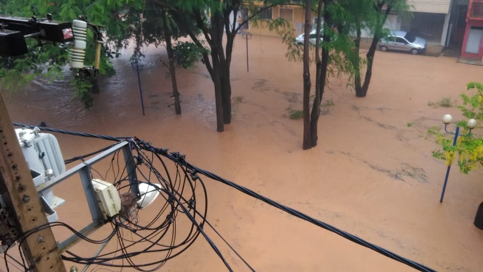 A forte chuva atingiu o distrito de Raposo em Itaperuna neste domingo (2) — Foto: Divulgação/Defesa Civil de Itaperuna