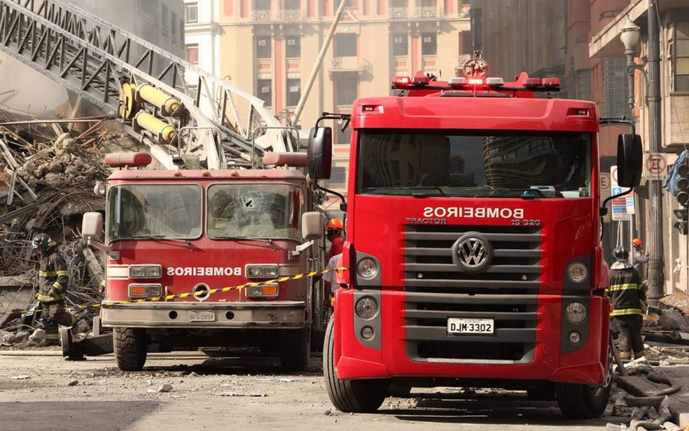 Viaturas dos bombeiros em Ã¡rea de escombros do edifÃ­cio de 24 andares que desabou em incÃªndio no Centro de SP (Foto: Celso Tavares/G1)