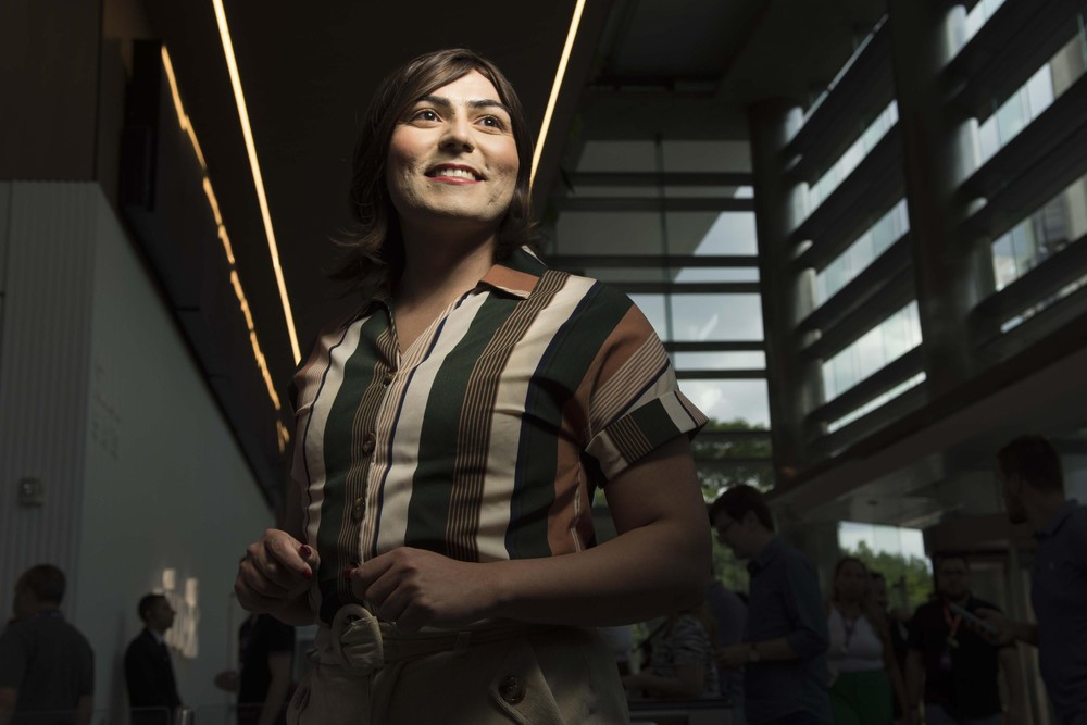 Sabrina Almeida dos Santos, analista de controle de operações financeiras da Vivo, teve o apoio da empresa para seguir com a transição de gênero — Foto: Silvia Zamboni/Valor