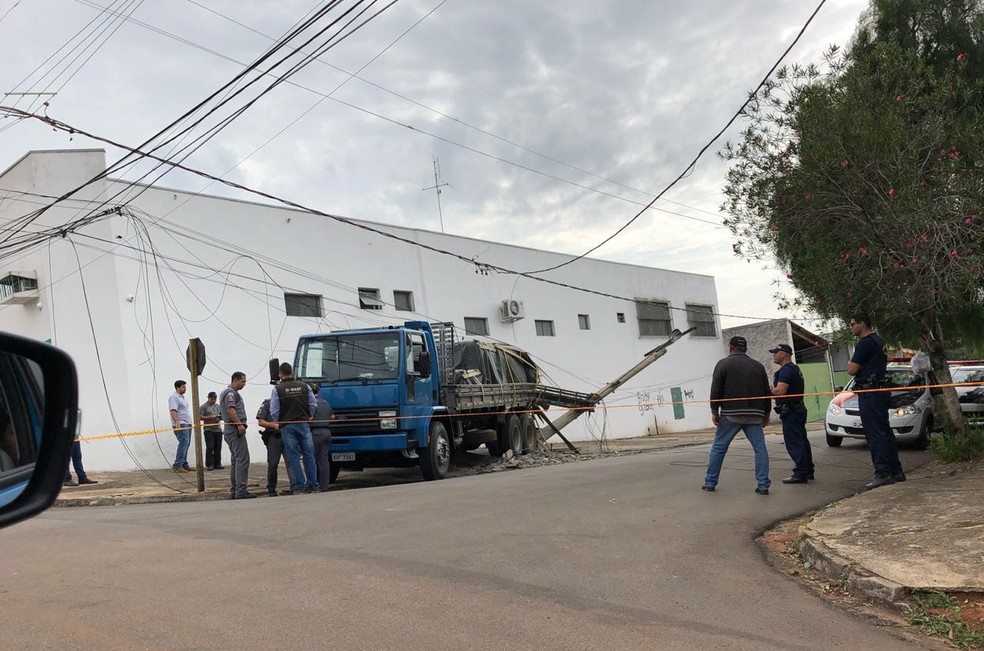 Caminhoneiro colide em poste em rua de Itapetininga (Foto: Arquivo Pessoal)