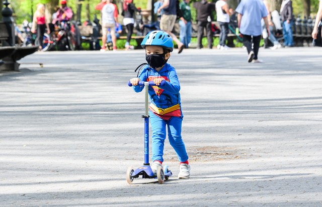 NEW YORK, NEW YORK - MAY 02: A kid wears a protective face mask while riding his scooter in Central Park during the coronavirus pandemic on May 2, 2020 in New York City. COVID-19 has spread to most countries around the world, claiming over 244,000 lives w (Foto: Getty Images)