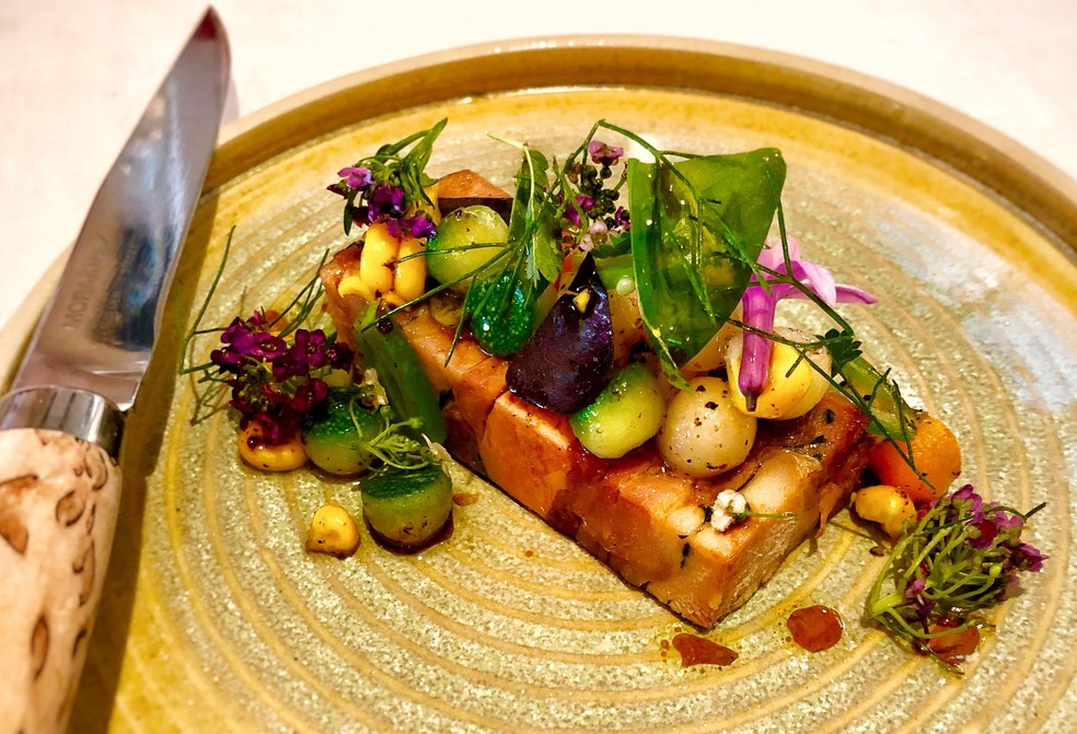 Além de decorarem, as flores adicionam sabor aos pratos — Foto: Reprodução da Internet