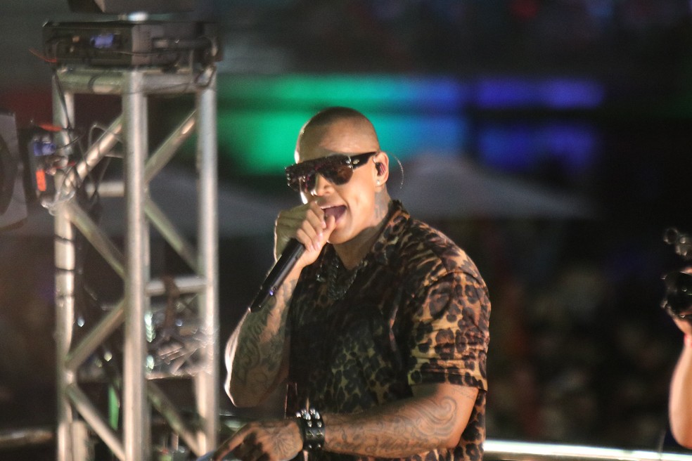 "Gigante", Léo Santana animou o público na segunda noite de Carnatal, em dezembro — Foto: Elias Medeiros