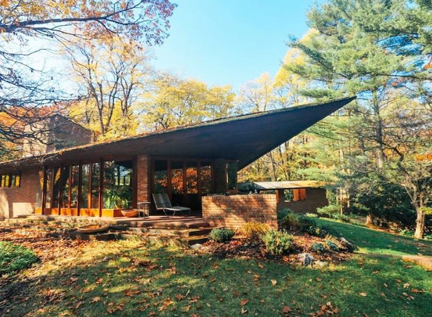 Cas em Ann Arbor, Michigan – Estados Unidos, desenhada por Frank Lloyd Wright. O telhado da casa é destaque arquitetônico e ideal para refrescar o interior (Foto: Divulgação)