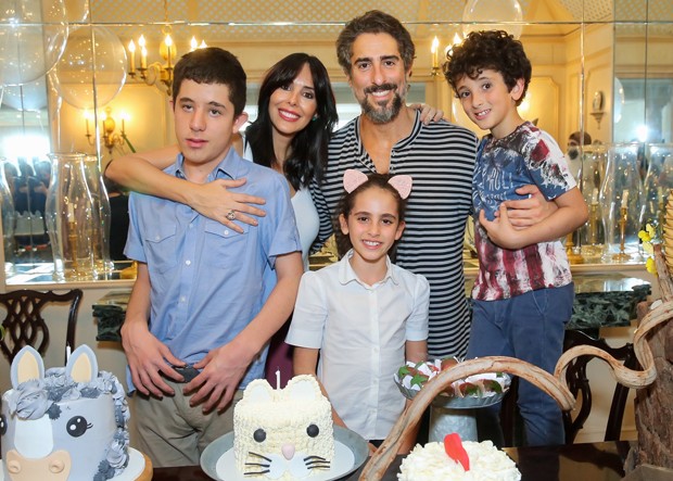 Marcos Mion e Suzanna Gullo com os filhos Stéfano, Donatella e Romeo (Foto: Manuela Scarpa/Brazil News)