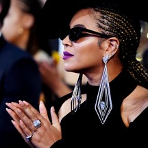Para o Grammy 2018, ela exibiu anel de diamante by  Lorraine  Schwartz  que custa US$ 6.8 milhões