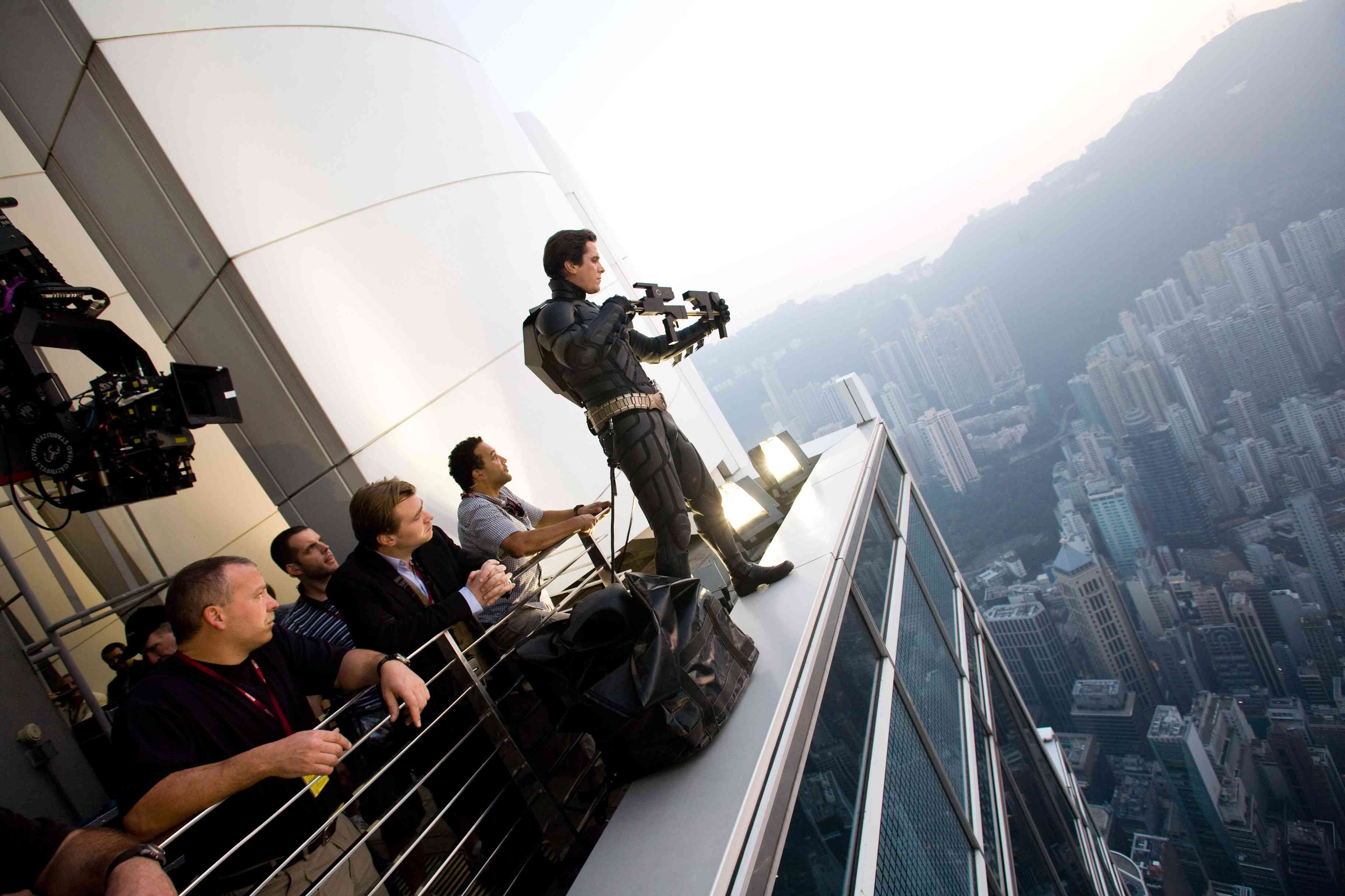 Christian Bale filmando cenas de 'Batman' em Hong Kong (Foto: Divulgação)