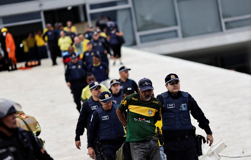 Bolsonaristas terroristas são presos e retirados do Palácio do Planalto — Foto: Ueslei Marcelino/Reuters