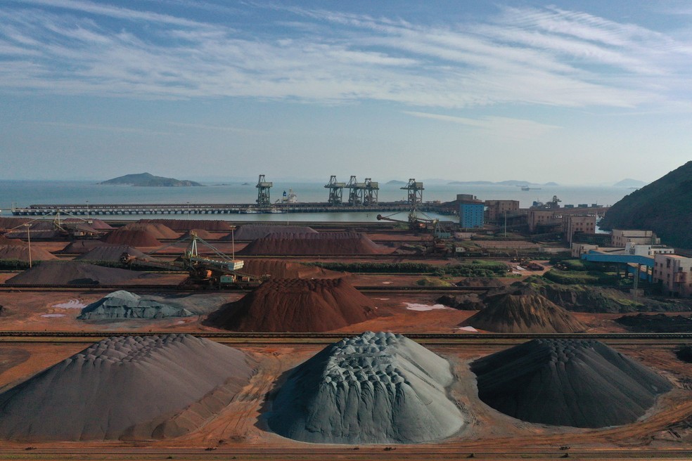 Minério de ferro no porto de Zhoushan, na China — Foto: REUTERS/Stringer