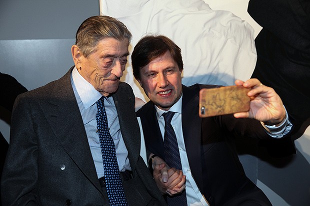 Ciro Paone of Kiton, left, takes a selfie with the Mayor of Florence, Dario Nardella (Foto: @SUZYMENKESVOGUE)