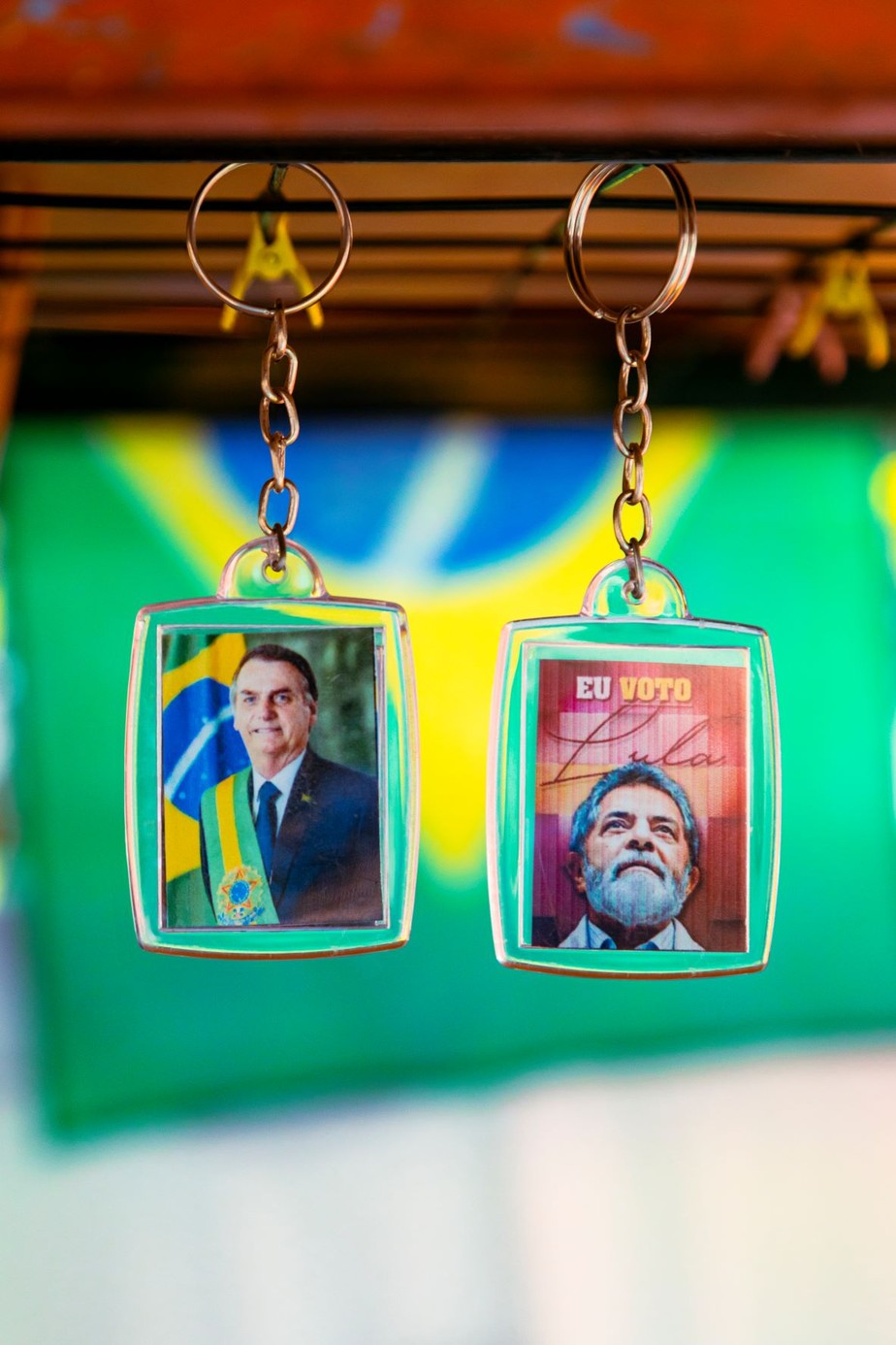 Chaveiros à venda em comércio popular em Largo do Machado, no Rio de Janeiro, com imagens de Bolsonaro e Lula