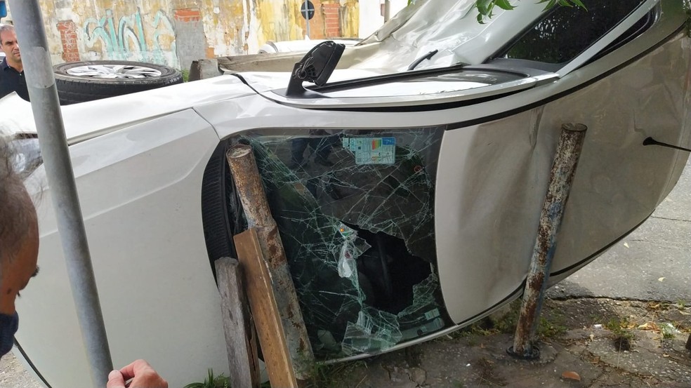 Mureta impediu que carro atingisse casa durante acidente em Teresina — Foto: Reprodução/Redes sociais