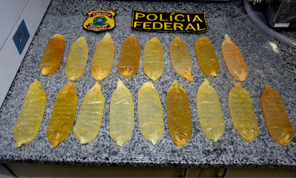 Camisinhas com coca&iacute;na l&iacute;quida foram expelidas no hospital (Foto: Ascom/PF)