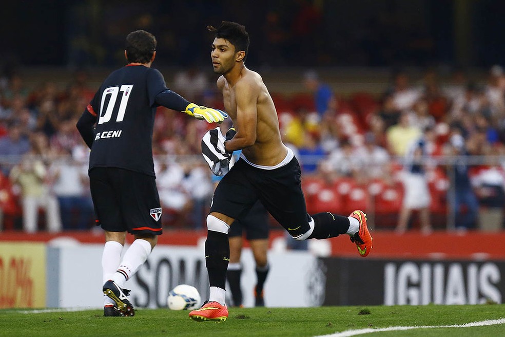 Gabigol, ainda no Santos, comemora gol sobre o São Paulo em 2014 — Foto: Ricardo Saibun / Divulgação Santos FC