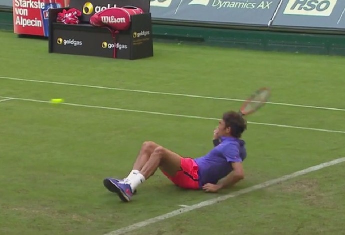 Roger Federer leva tombo (Foto: Reprodução TV)