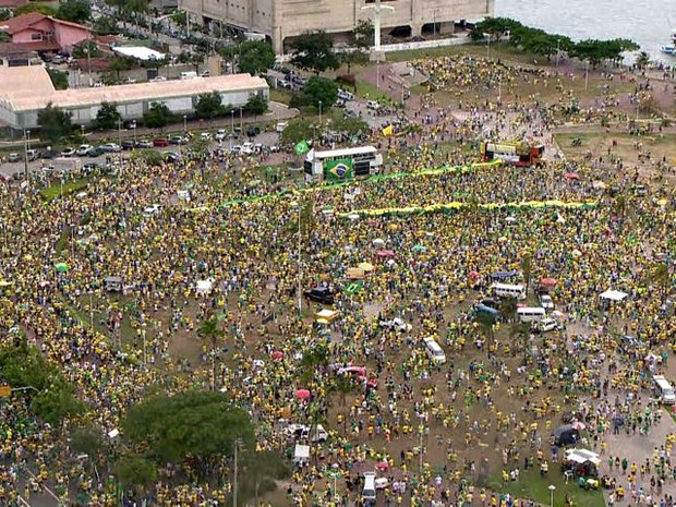 Praça do Papa, em Vitória, reúne manifestantes contra o governo Dilma, neste domingo (13) (Foto: Reprodução/ TV Gazeta)
