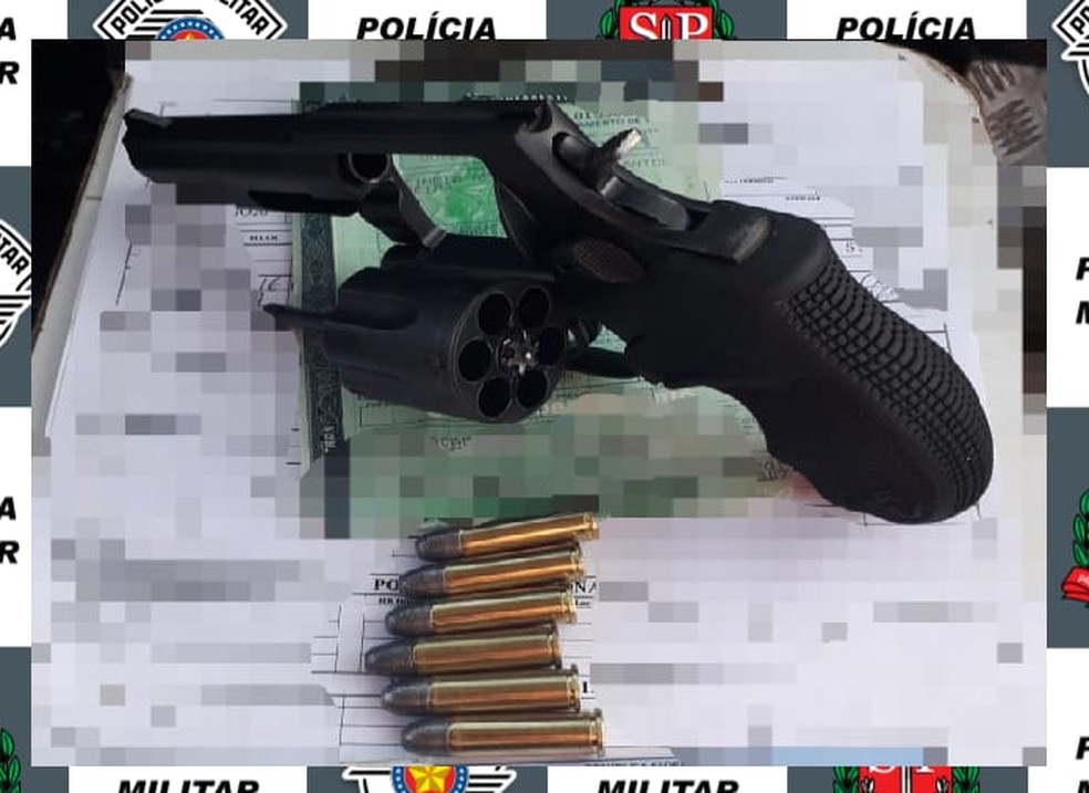 Homem é preso por porte ilegal de arma de fogo ao ser flagrado com revolver em caminhonete — Foto: Polícia Militar/Divulgação