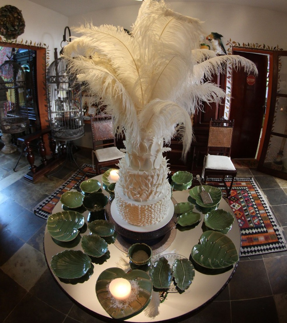 O bolo da festa tinha o formato de abacaxi, com 3 andares e um topo com plumas de avestruz albino — Foto: Arquivo pessoal
