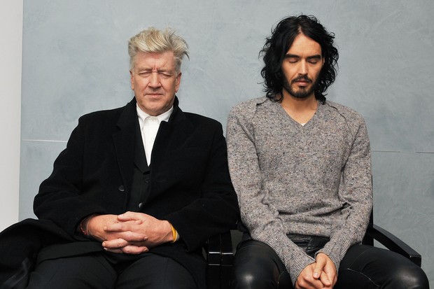 O cineasta David Lynch e o comediante Russel Brand meditando antes de uma coletiva de imprensa (Foto: Getty Images)