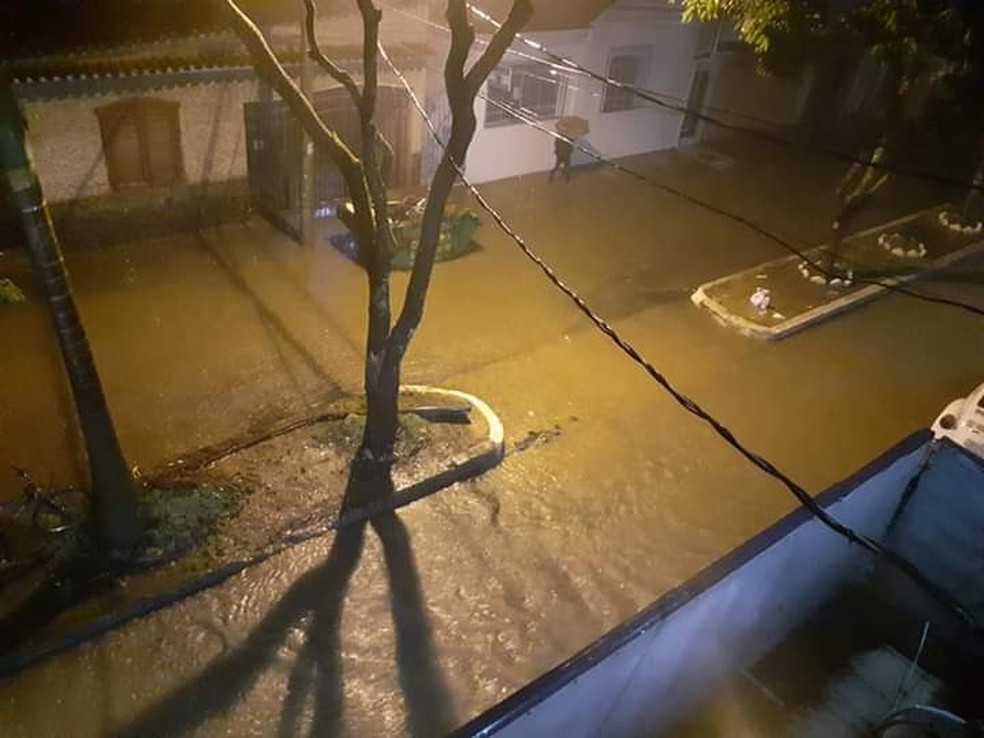 Chuva alagou diversos pontos de São João del Rei durante a madrugada — Foto: Redes Sociais/Reprodução