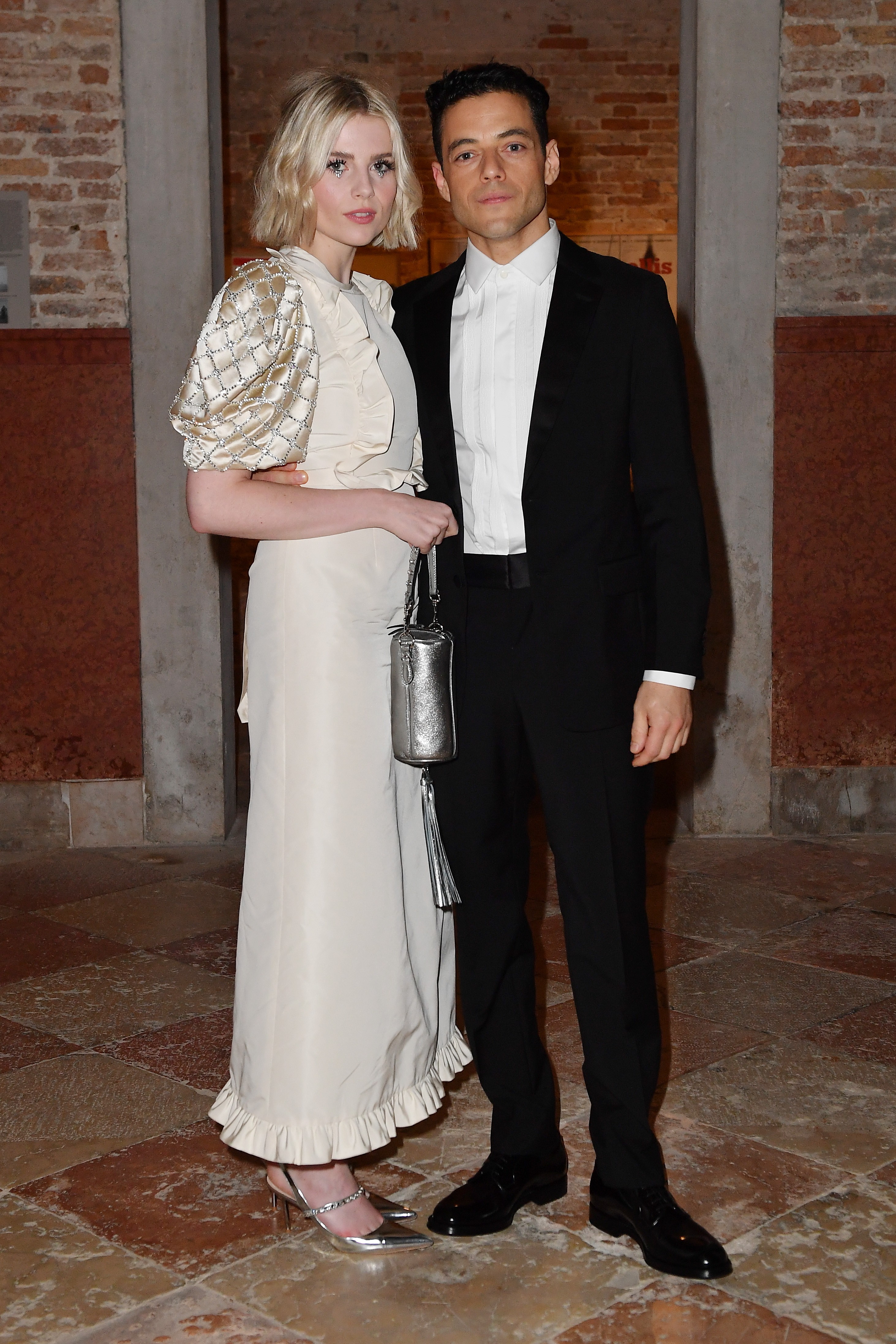 Lucy Boynton e Rami Malek na festa da Miu Miu no Festival de Cinema de Veneza (Foto: Getty Images)