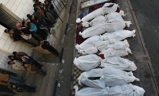 Corpos de 13 pessoas de uma mesma família, mortas por ataque contra o Hamas, em 2009
