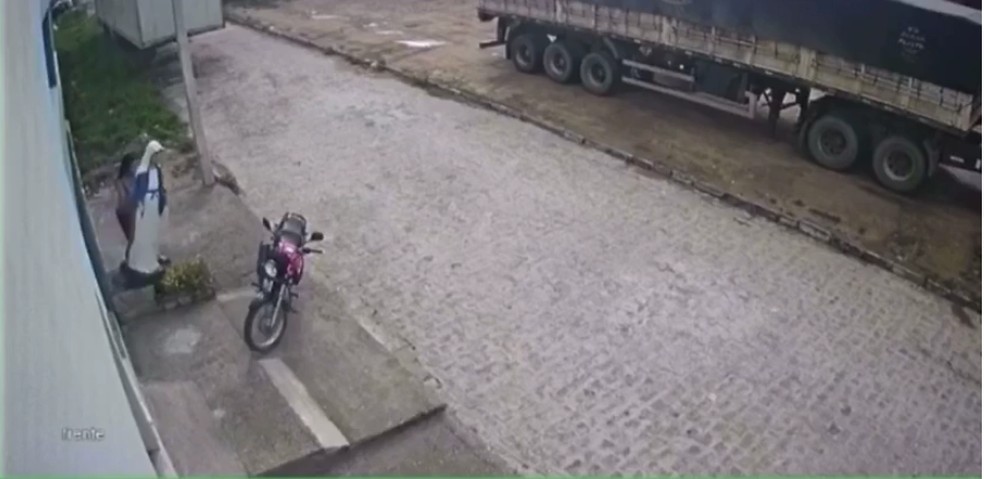 Momento em que mulher derruba a imagem — Foto: WhastApp/Reprodução