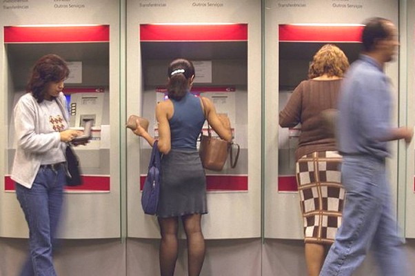 Clientes utilizam caixa eletrônico em agência bancária: número de brasileiros com conta corrente em banco pulou para 86,3 milhões (Foto: Arquivo/Agência Brasil)