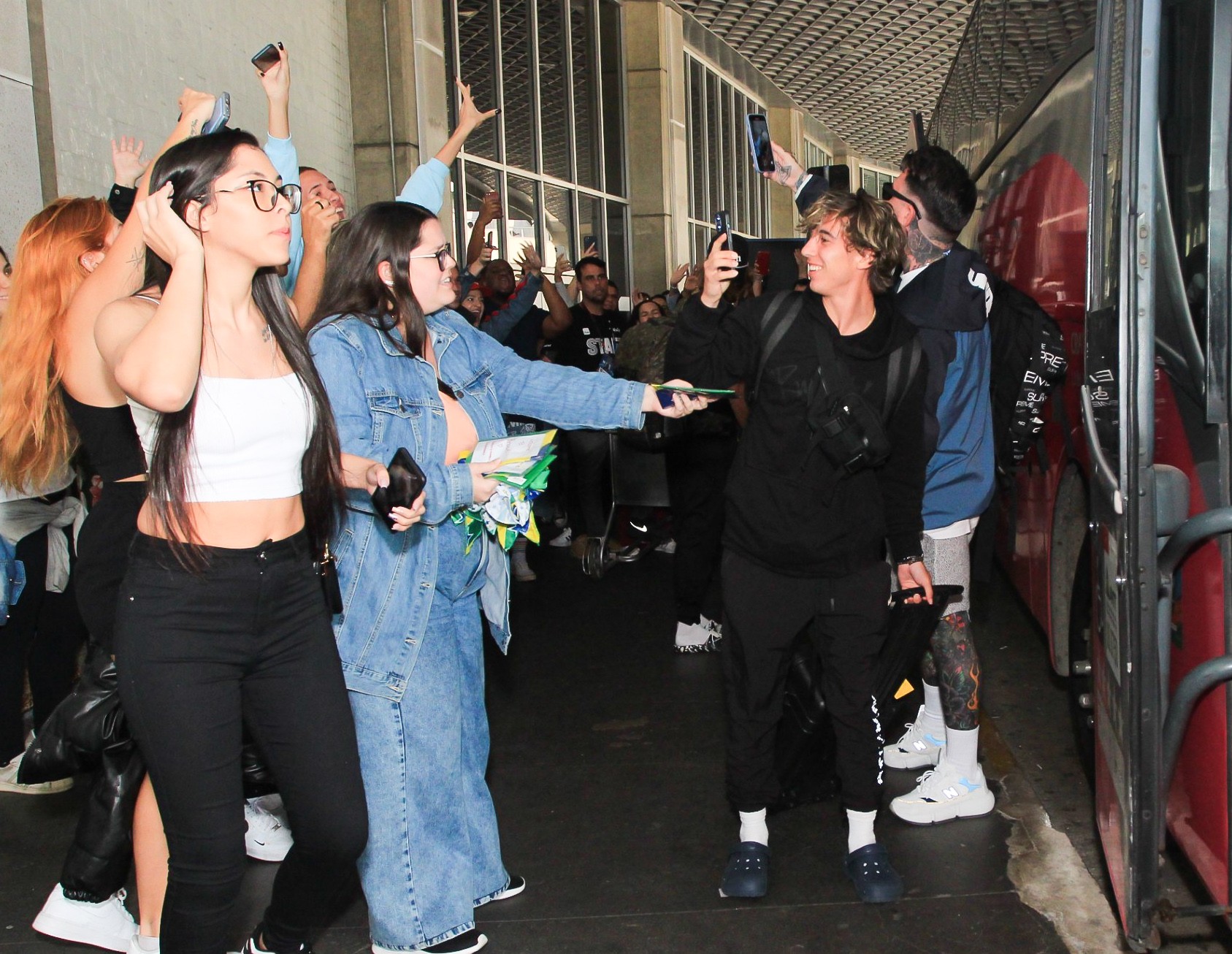 Los fanáticos esperan al equipo de Justin Bieber cerca del autobús (Foto: Fabricio Pioyani / Agnews)