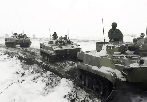 Unidades militares russas a caminho de um local de treinamento em Rostov, perto da fronteira com a Ucrânia (Foto: Ministério da Defesa da Rússia via BBC News)