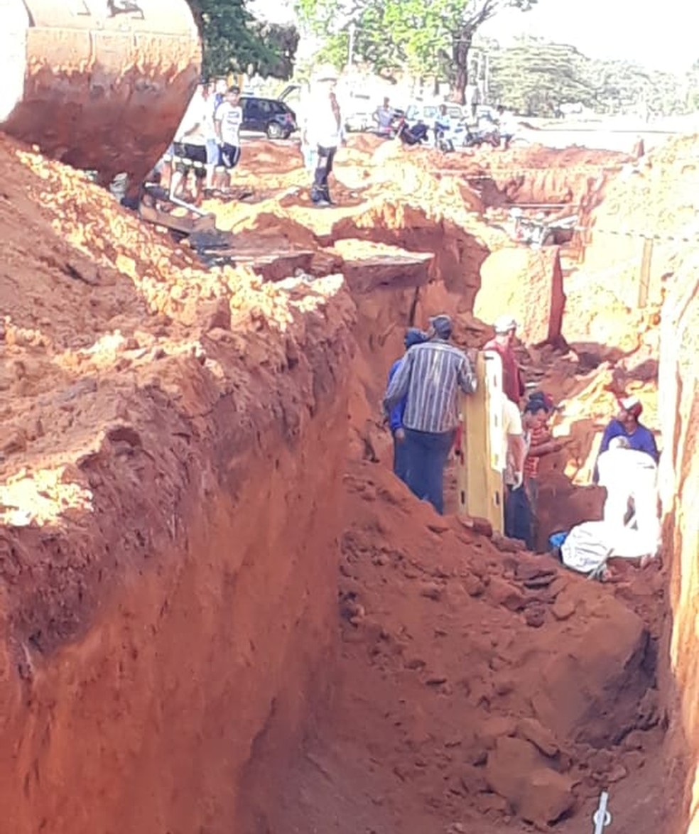 PolÃ­cia resgatou trabalhadores soterrados. â€” Foto: ReproduÃ§Ã£o