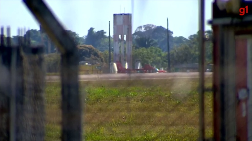Avião do Corpo de Bombeiros após sair da pista em Porto Velho — Foto: Rede Amazônica/Reprodução