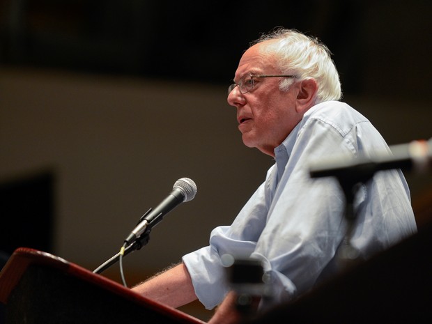 Bernie Sanders fala a delegados apoiadores reunidos na convenção do partido Democrata nesta segunda-feira (25) na Filadélfia (Foto: REUTERS/Bryan Woolston)