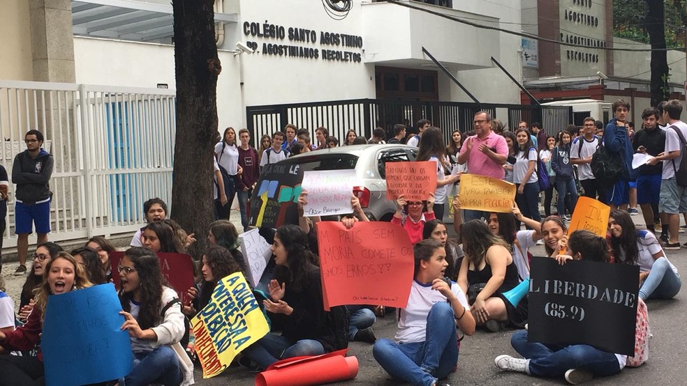 Alunos fazem ato contra proibição de livro no Colégio Santo Agostinho — Foto: Fernanda Rouvenat/G1