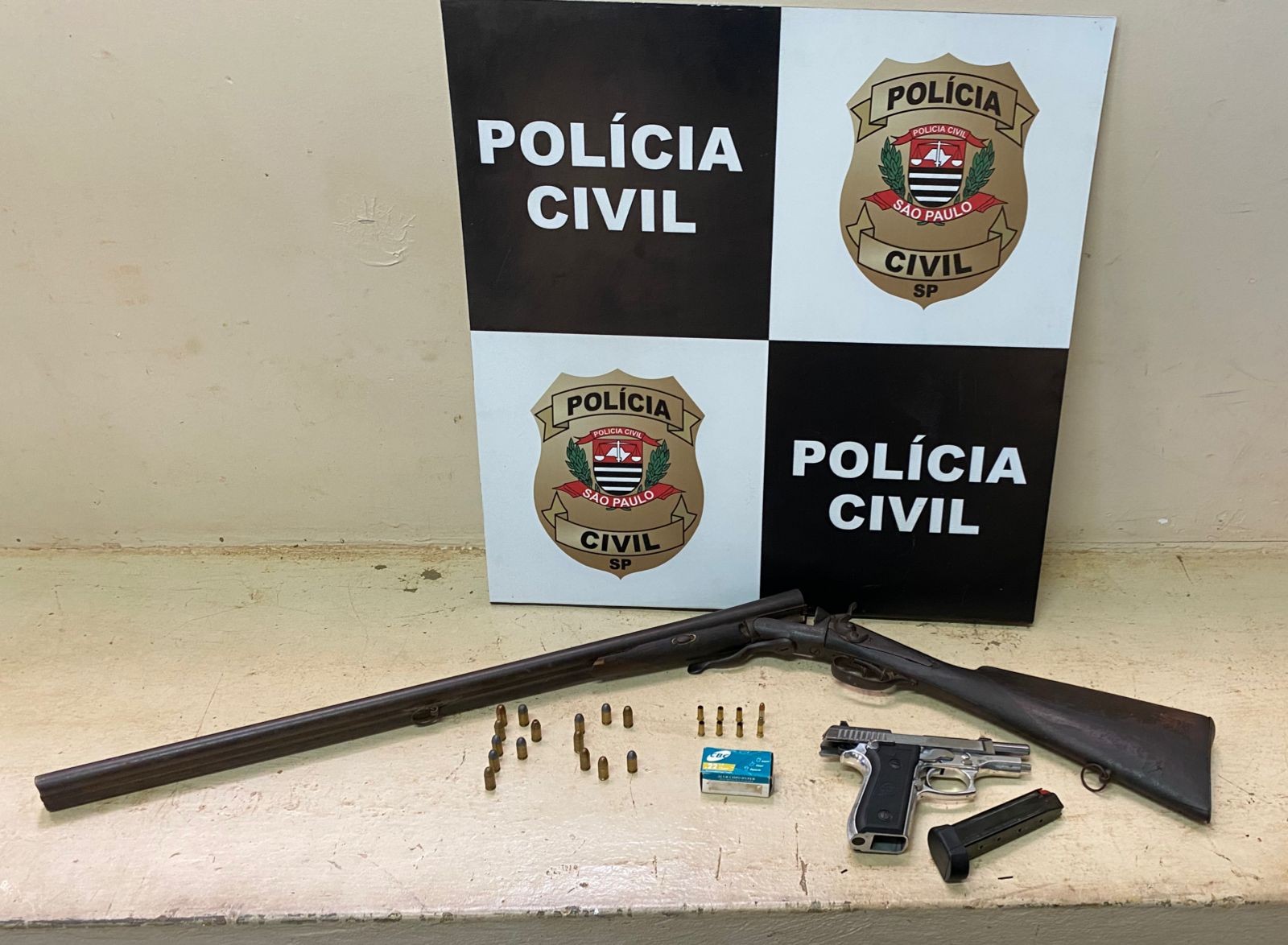 Espingarda, pistola e munições são apreendidas durante cumprimento de mandado de busca em Pirapozinho