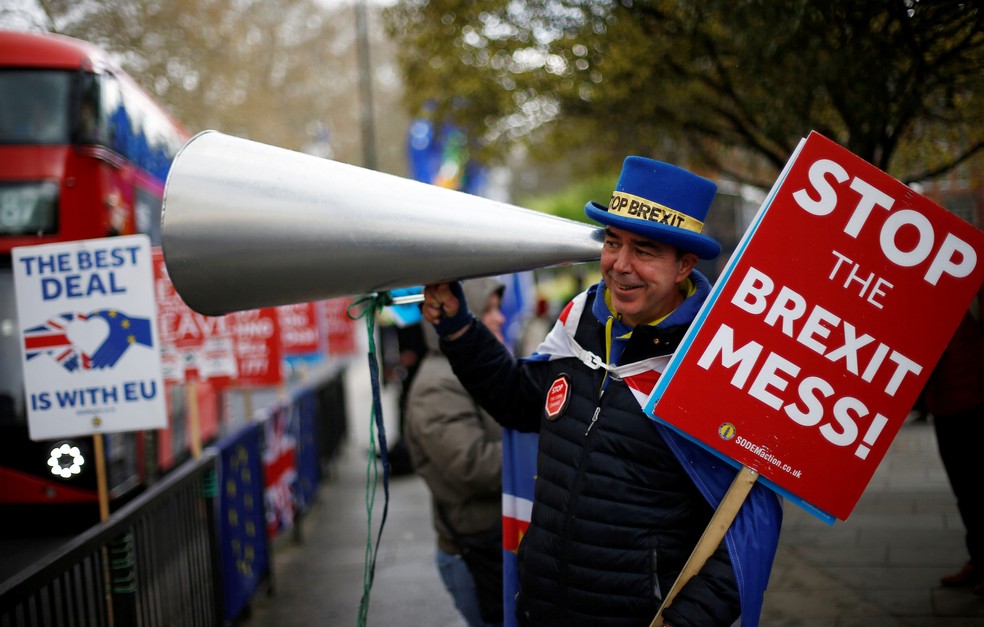 Homem protesta contra o Brexit perto Parlamento britânico, em Londres. — Foto: Henry Nicholls/Reuters