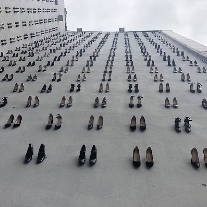 Artista pendura 440 pares de sapatos em referência ao número de feminicídios em 2018 na Turquia (Foto: Instagram/ Reprodução)