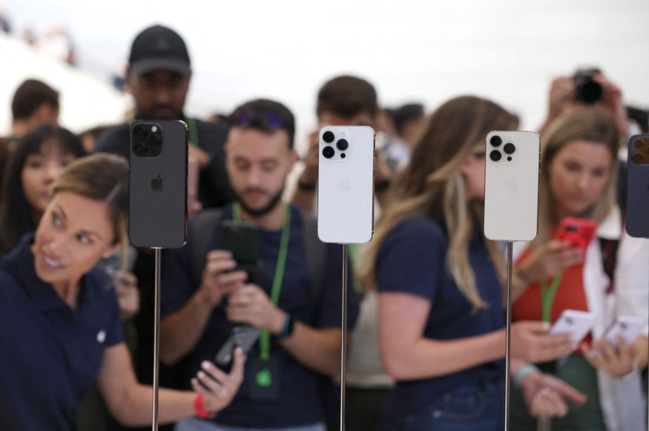 iPhones 14 Pro são mostrados durante evento da Apple em Cupertino, na Califórnia