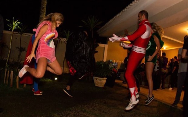 Anitta com amigos em festa (Foto: Reprodução/Instagram)