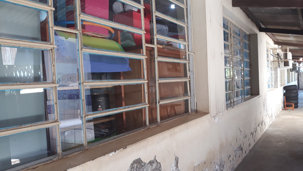Cerca de 5% das escolas municipais de Rio Branco têm janelas do tipo basculante e secretário diz que serão trocadas — Foto: Iryá Rodrigues/G1