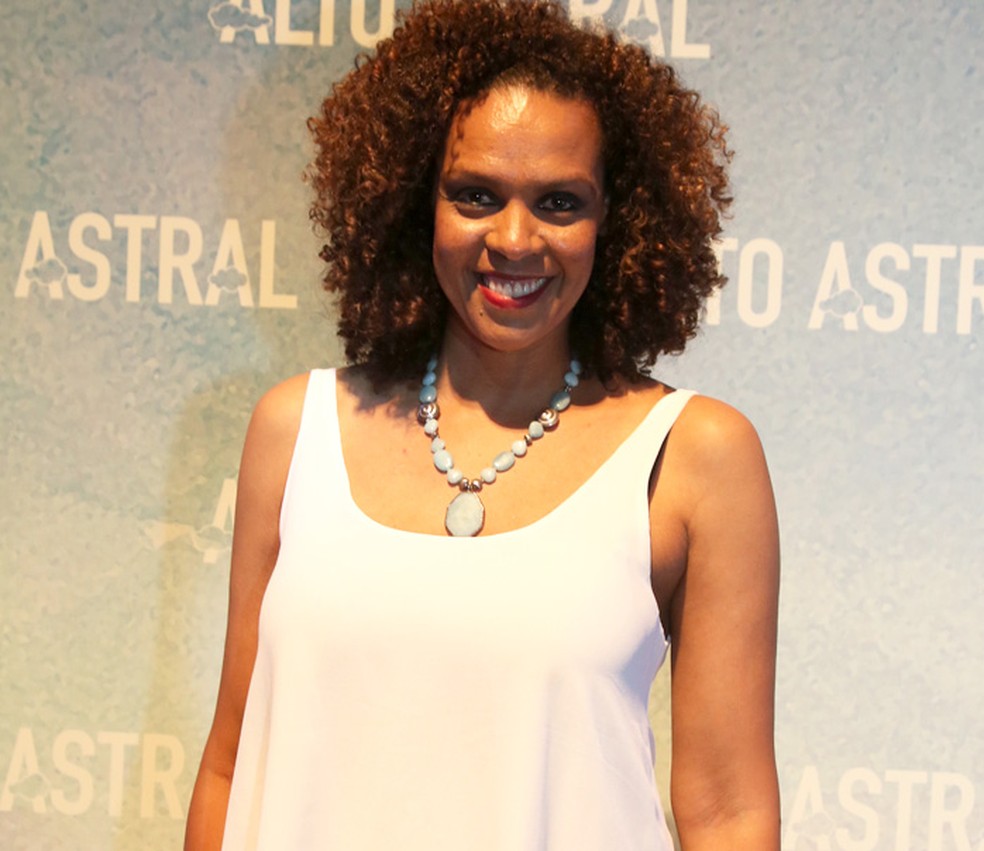 Ana Carbatti vive Nair, a mãe adotiva de Apolo (Malvino Salvador), Adônis (José Loreto) e Larissa (Marcella Valente) (Foto: Luciano Vicioni/Globo)