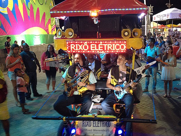Fred Menendez embalou os torcedores ao som do Rixô Elétrico. (Foto: Maiana Belo / G1 Bahia)