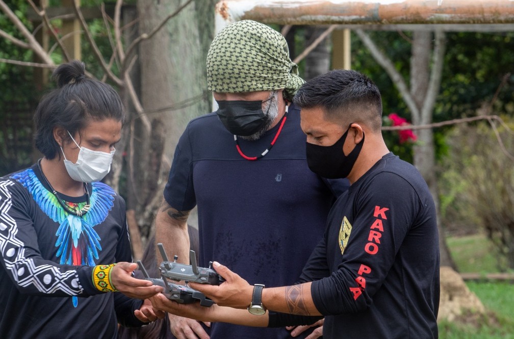 Indígenas recebem aulas de pilotagem de drone para monitorar próprias terras — Foto: Pi Suruí
