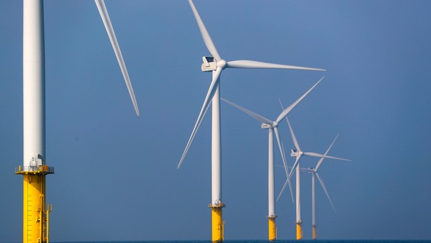 Turbinas eólicas de geração de energia no parque eólico marítimo Eneco Luchterduinen, perto de Amsterdã  (Foto:  REUTERS/Yves Herman)