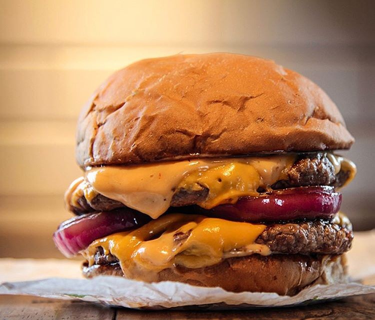 Dois discos de carne são a marca registrada dos hambúrgueres do Raw Burger  (Foto: Reprodução)