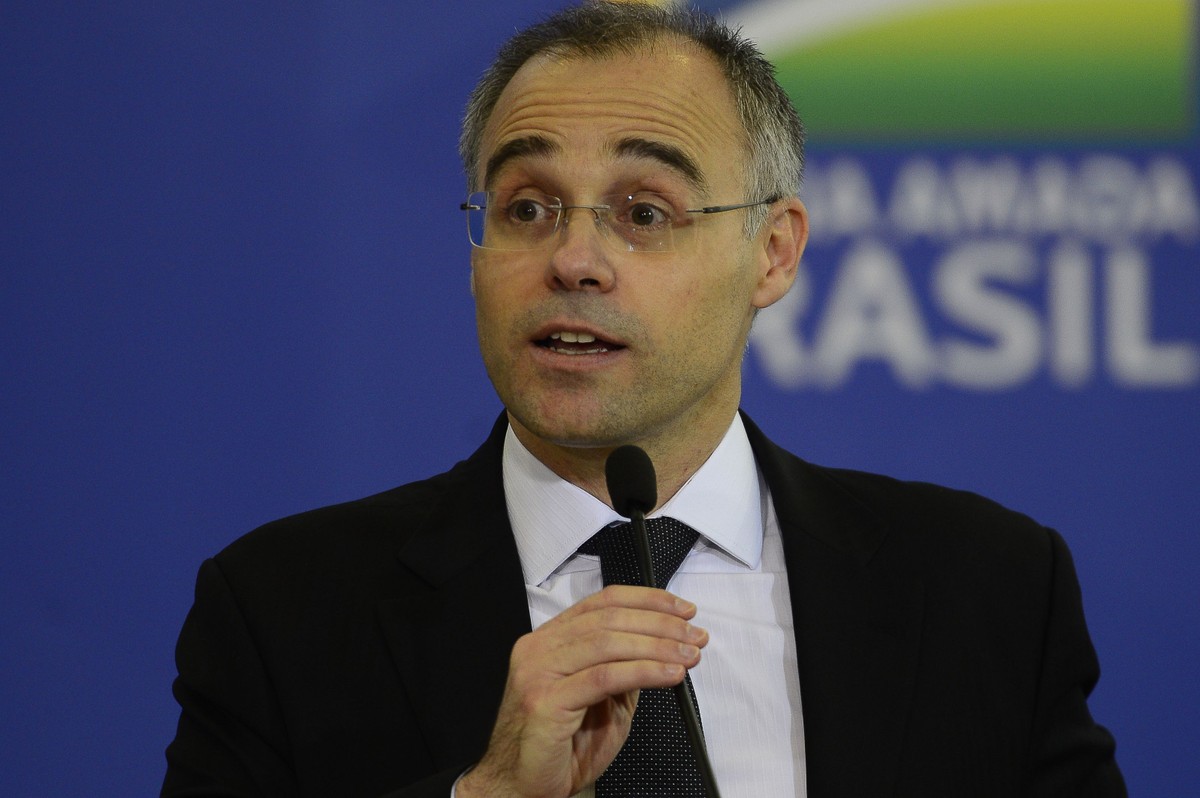 Bolsonaro oficializa indicação de André Mendonça ao STF; Senado precisa aprovar