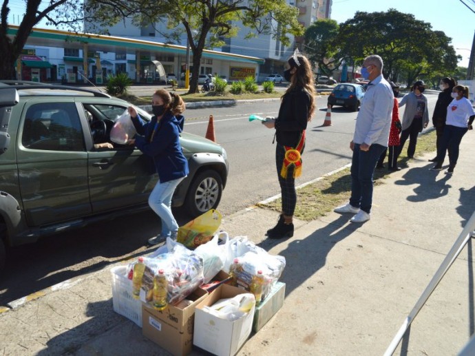 Prefeitura de Santa Maria arrecada 3 mil quilos de alimentos em drive-thru solidário