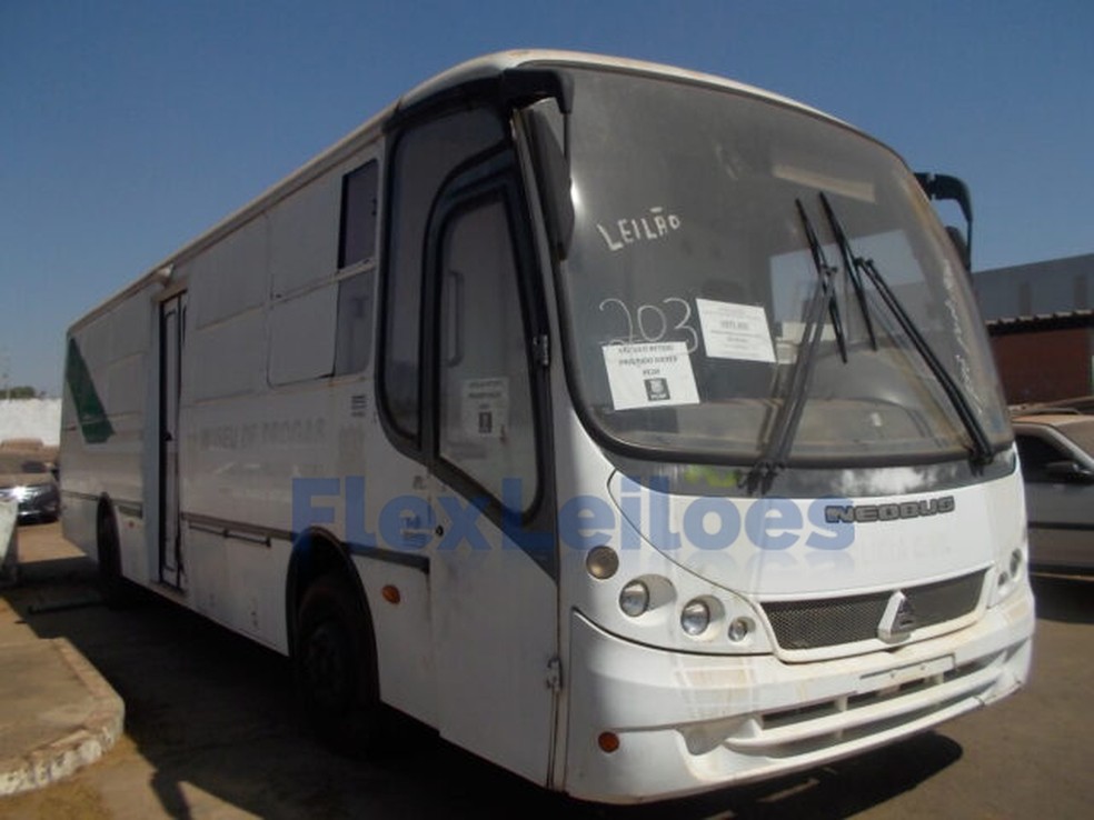 Leilão da PCDF tem um micro-ônibus Agrale MA120.  — Foto: Flex Leilões/Divulgação. 