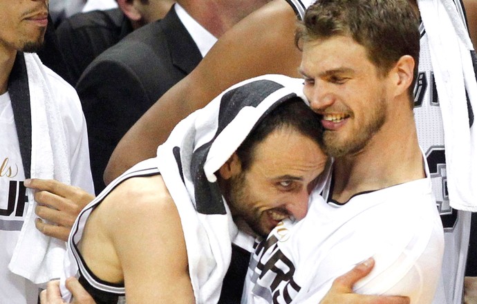 Manu Ginobili e Tiago Splitter comemoração NBA campeão (Foto: Reuters) Manu Ginobili e Tiago Splitter comemoração NBA campeão (Foto: Reuters)