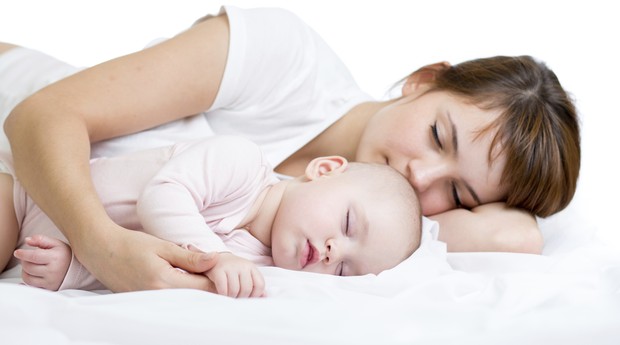 Bebês que dormem na mesma cama dos pais (Foto: Thinkstock)